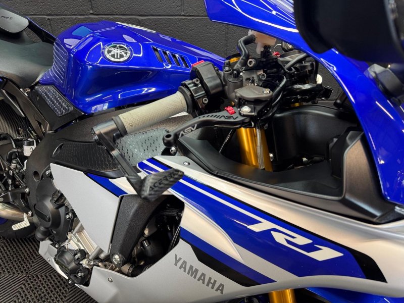 YAMAHA R1