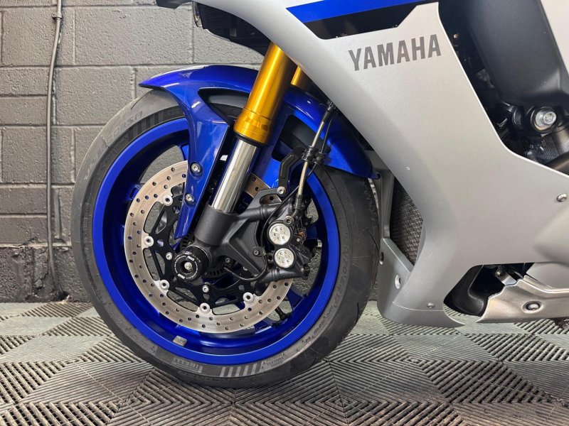 YAMAHA R1