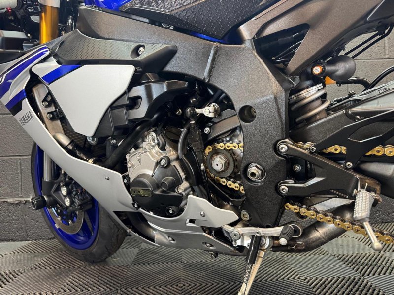 YAMAHA R1