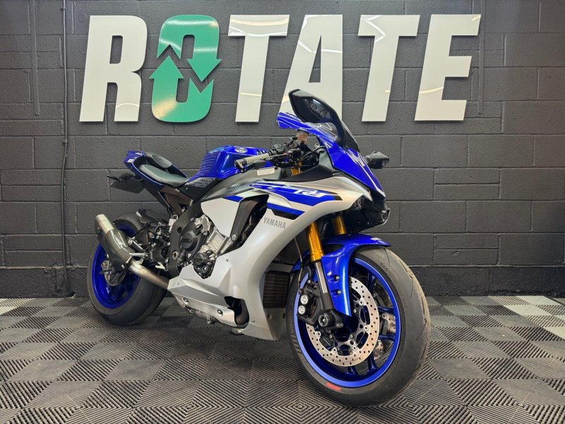 YAMAHA R1