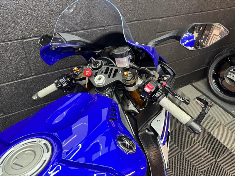 YAMAHA R1