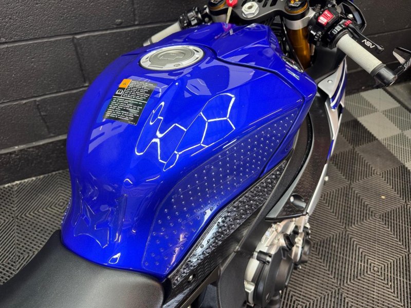 YAMAHA R1