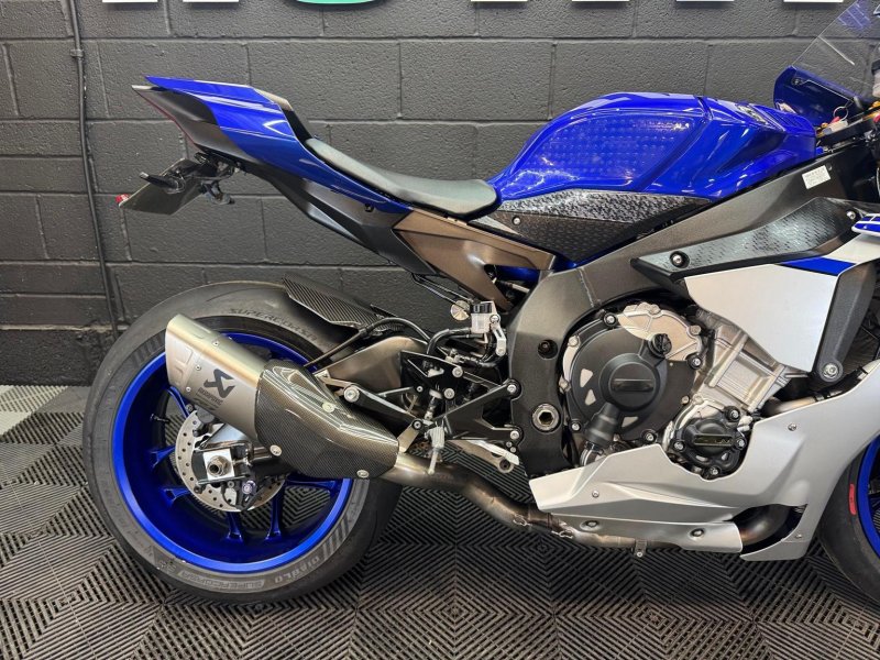 YAMAHA R1