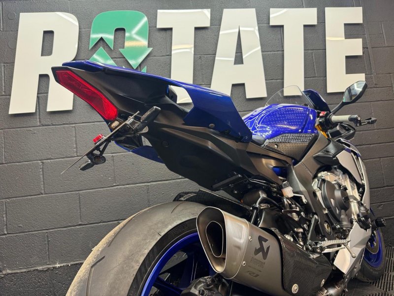 YAMAHA R1