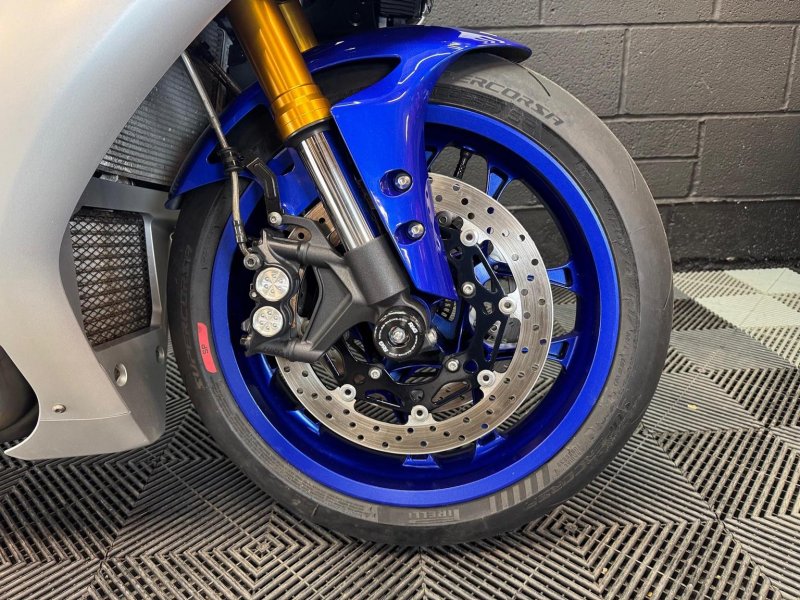 YAMAHA R1