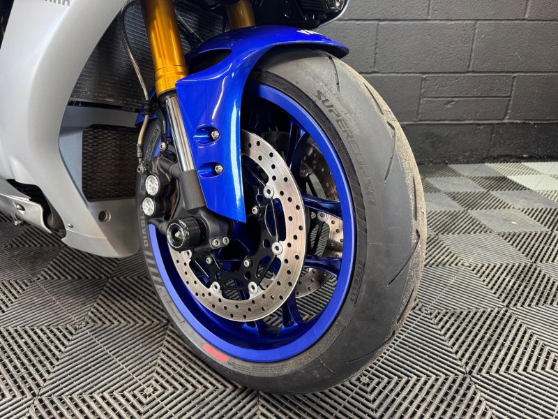 YAMAHA R1