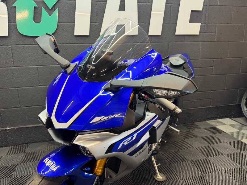 YAMAHA R1