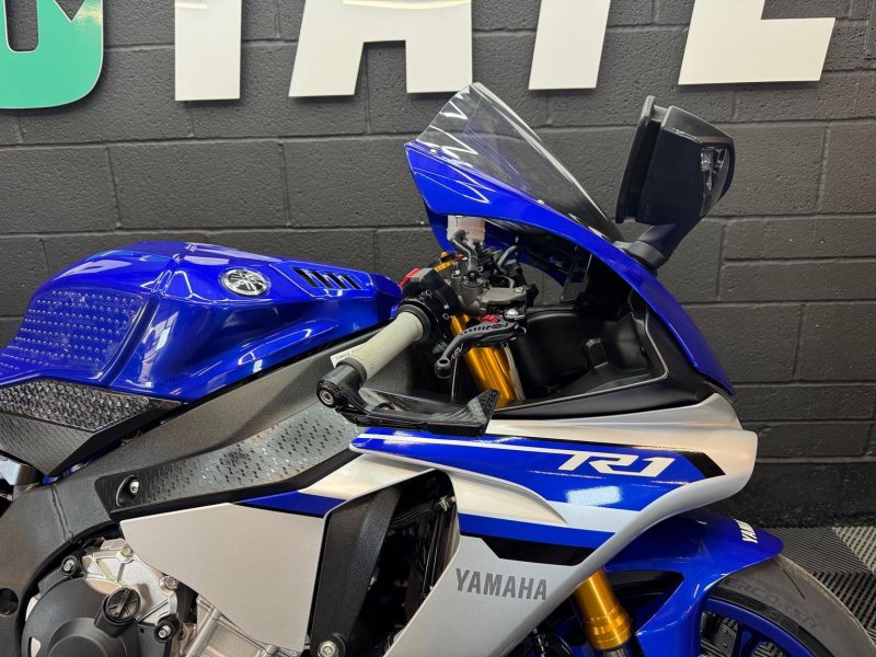 YAMAHA R1