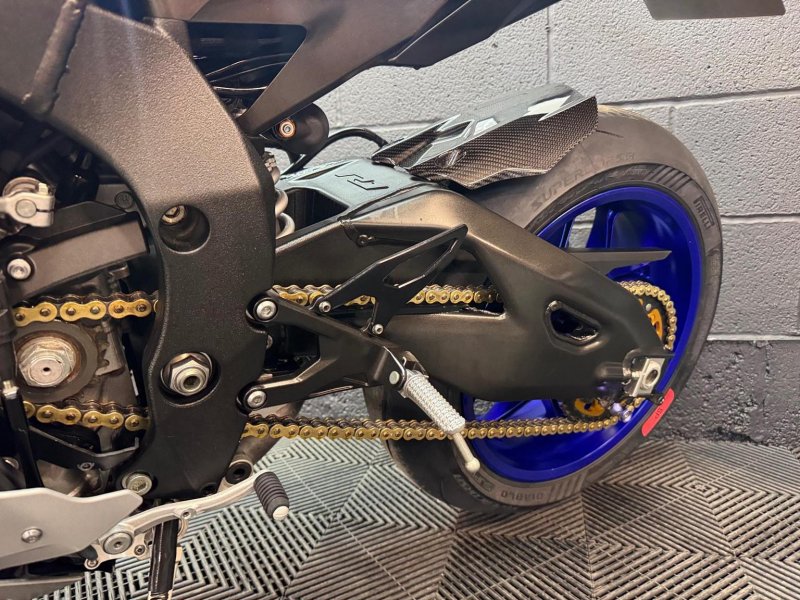 YAMAHA R1