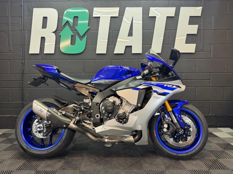 YAMAHA R1