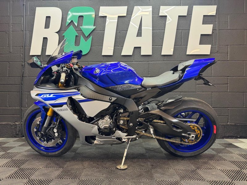 YAMAHA R1