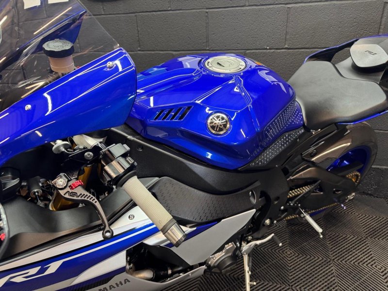 YAMAHA R1