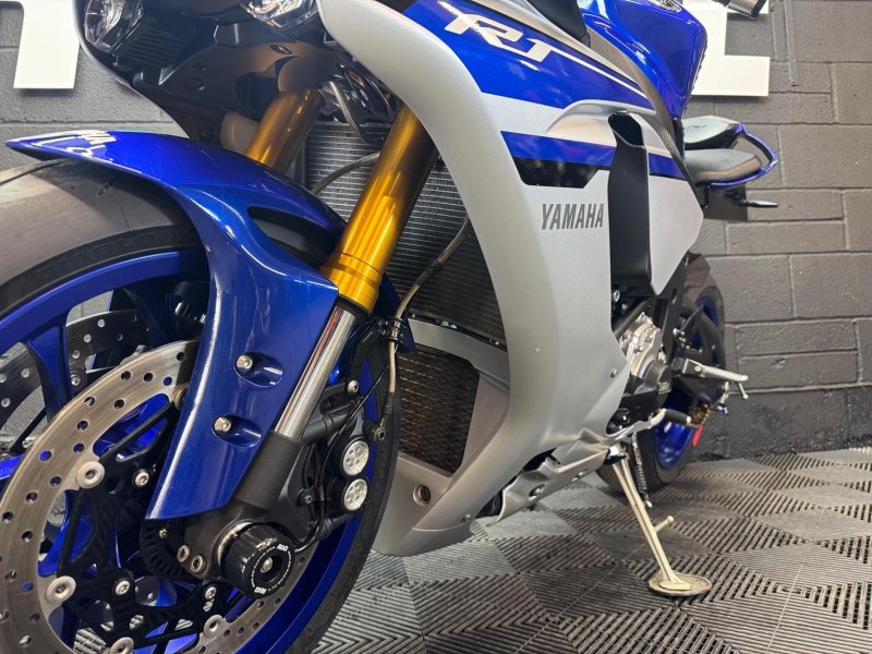 YAMAHA R1