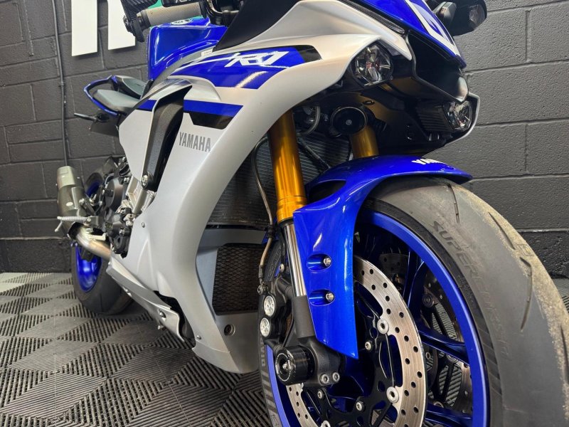 YAMAHA R1