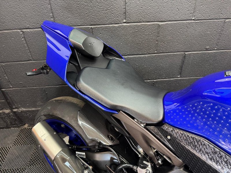 YAMAHA R1