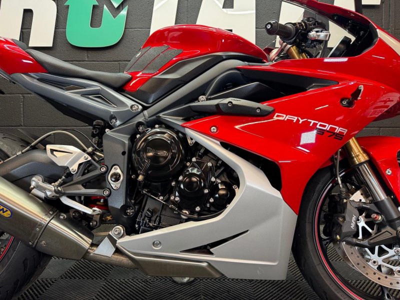 TRIUMPH DAYTONA 675