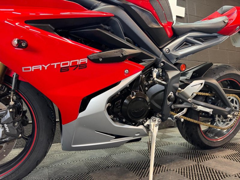 TRIUMPH DAYTONA 675