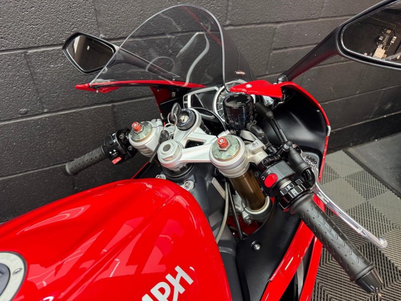 TRIUMPH DAYTONA 675