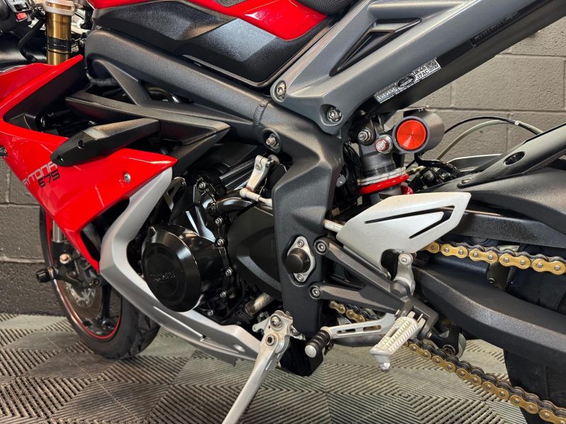 TRIUMPH DAYTONA 675