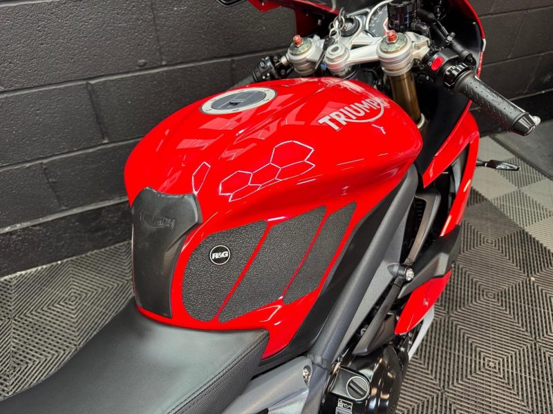 TRIUMPH DAYTONA 675