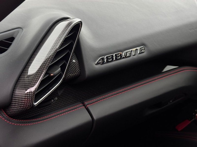 FERRARI 488