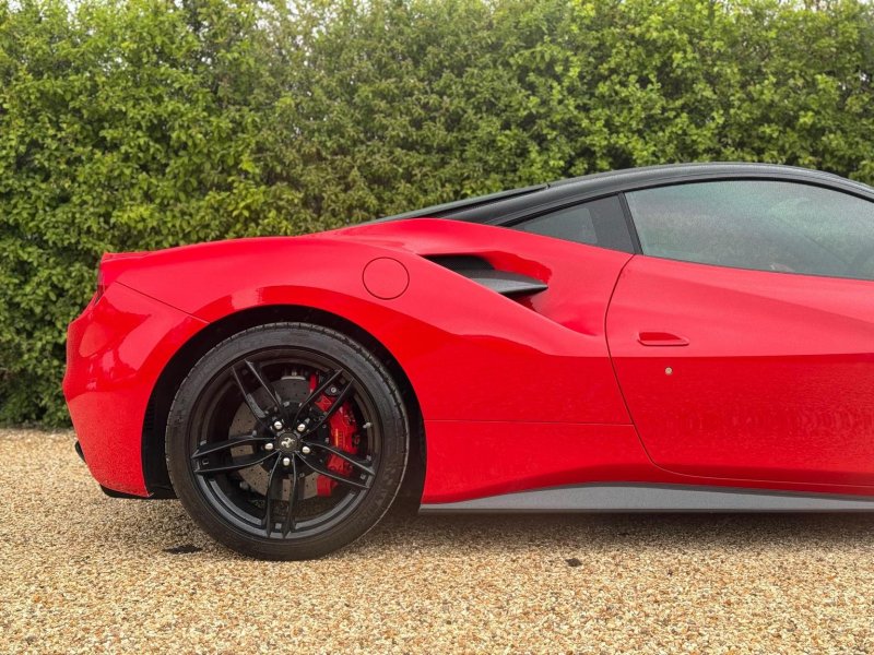 FERRARI 488