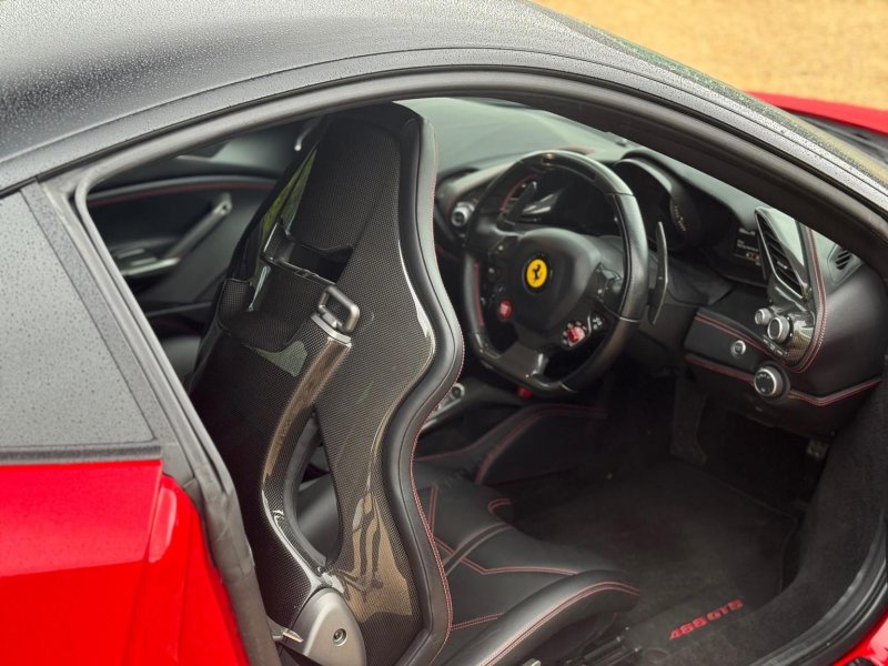 FERRARI 488