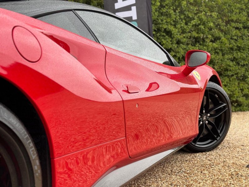 FERRARI 488