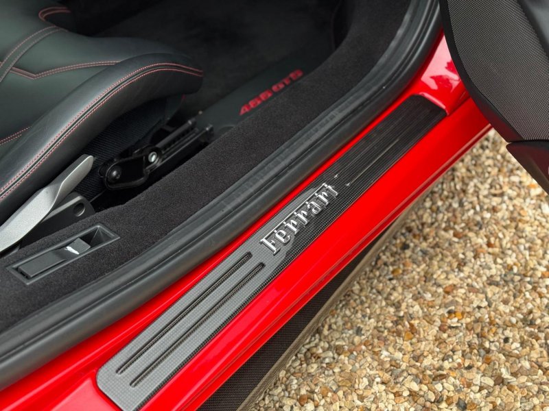 FERRARI 488