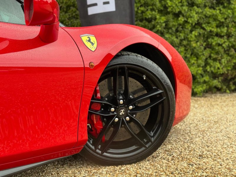 FERRARI 488