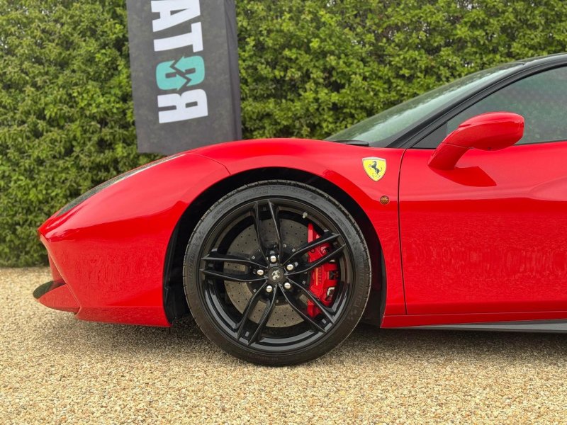 FERRARI 488