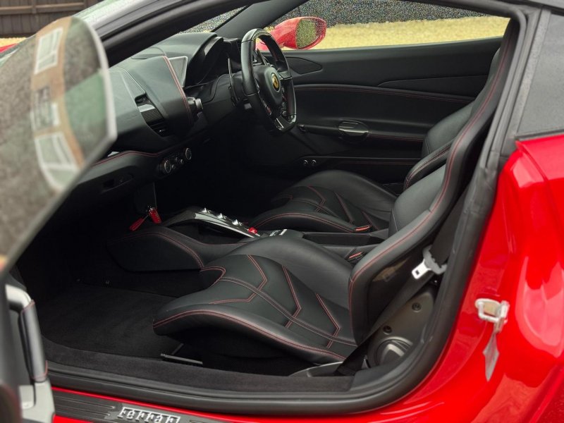 FERRARI 488