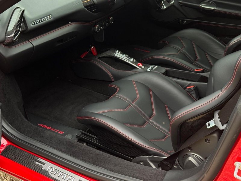 FERRARI 488