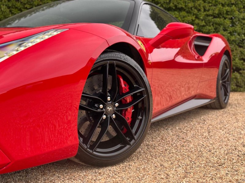 FERRARI 488