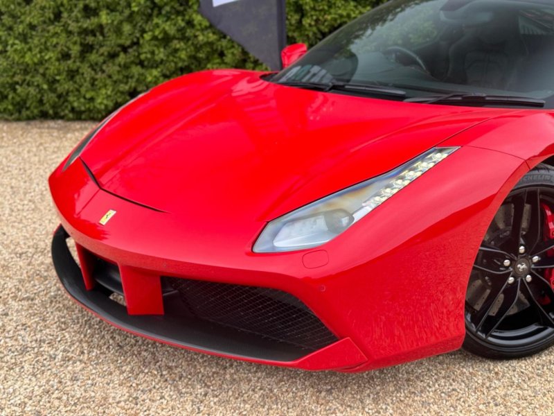 FERRARI 488