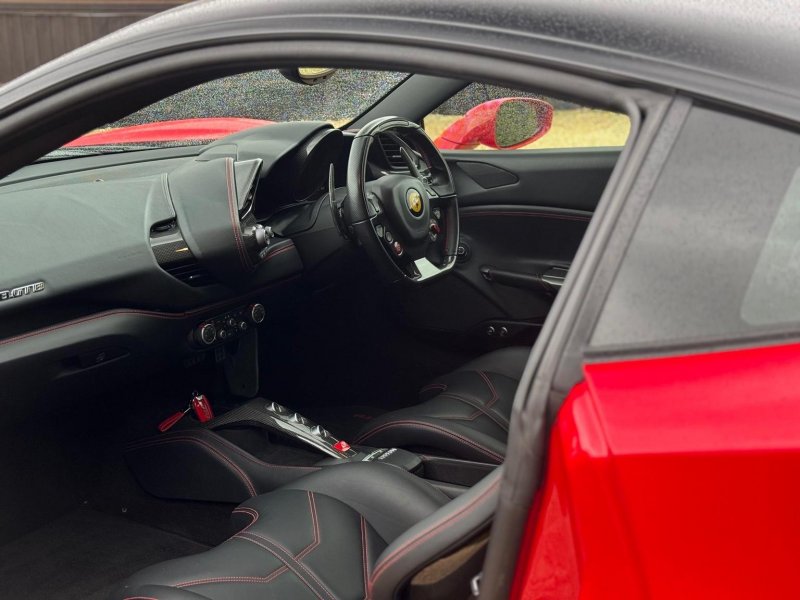 FERRARI 488