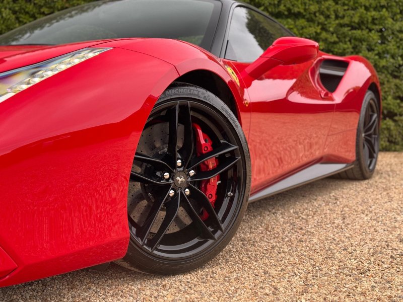 FERRARI 488