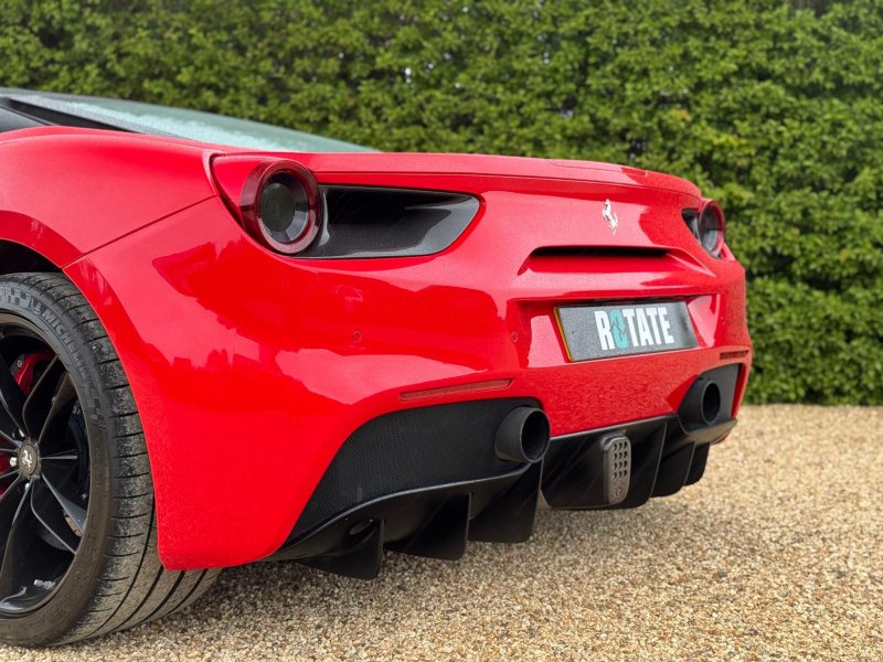 FERRARI 488