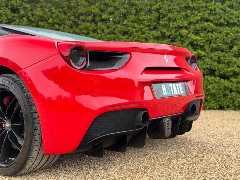 FERRARI 488