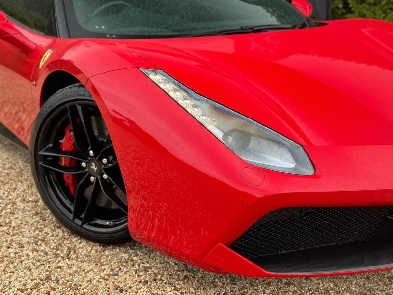 FERRARI 488