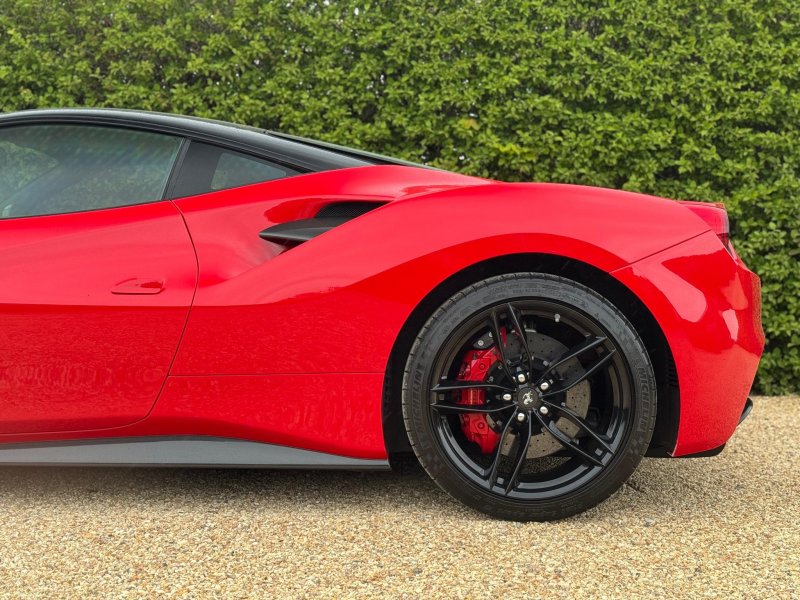FERRARI 488