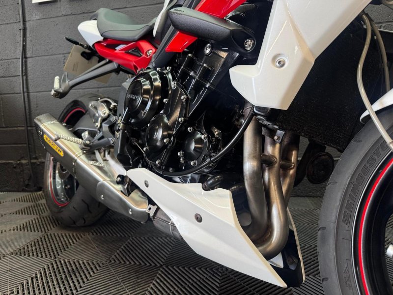 TRIUMPH STREET TRIPLE 675