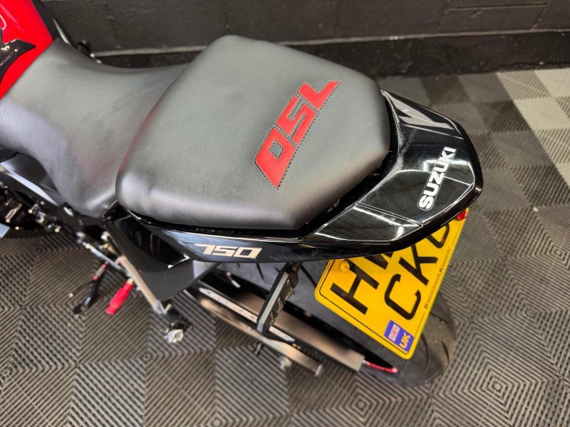 SUZUKI GSR750