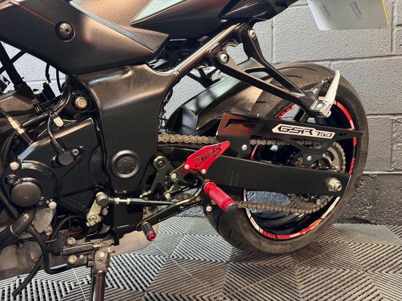 SUZUKI GSR750
