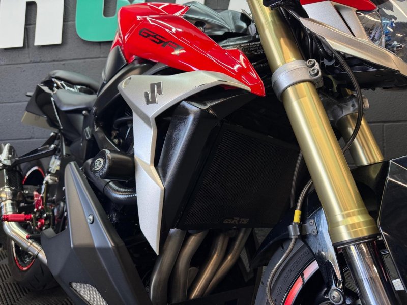 SUZUKI GSR750