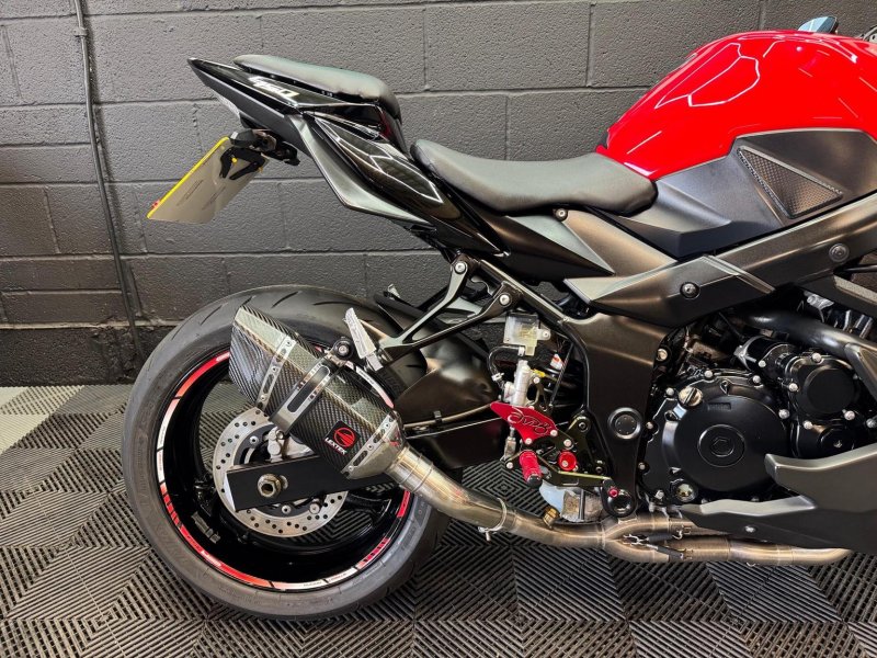 SUZUKI GSR750