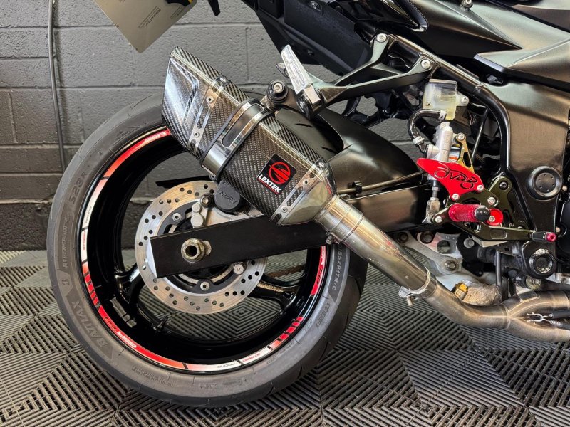SUZUKI GSR750