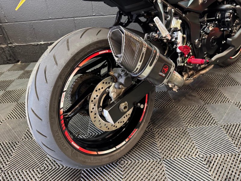SUZUKI GSR750