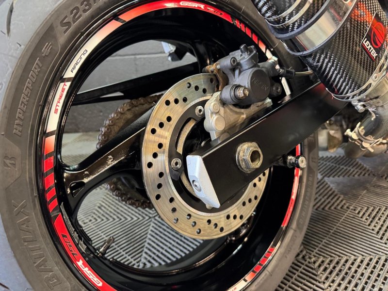 SUZUKI GSR750