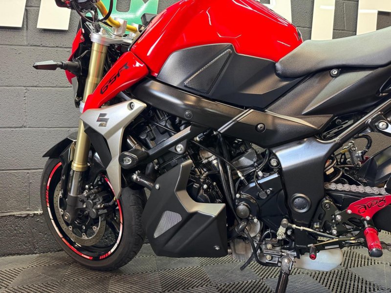 SUZUKI GSR750
